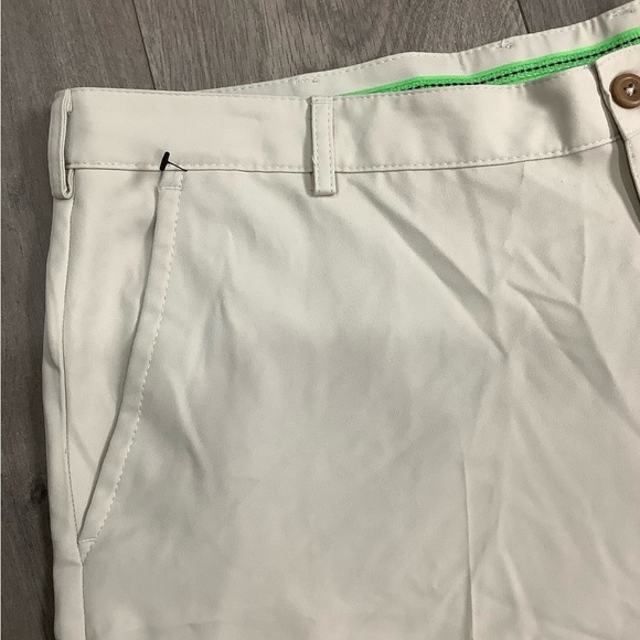 Men's IZOD Golf 42 XL Chino Khakis Shorts Beige Tan Gripper Waist Lightweight - Picture 4 of 8